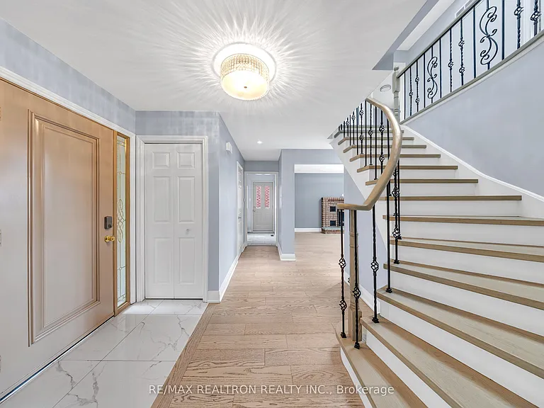 141 Hialeah Cres #UPPER — Photo 5