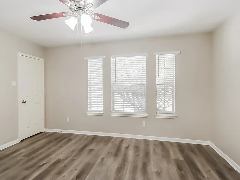 18450 Hollow Oaks Cir — Photo 17