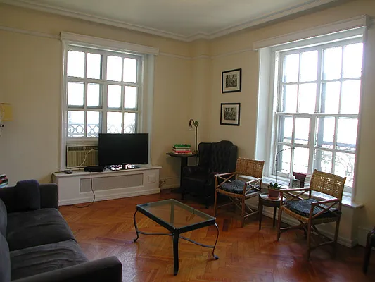 Rented by Verdi Square Realty | media 5