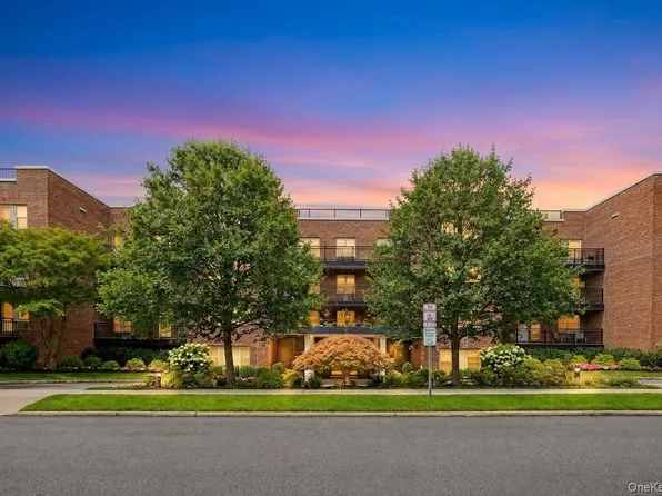 25 Chapel Place #2M, Great Neck, NY 11021