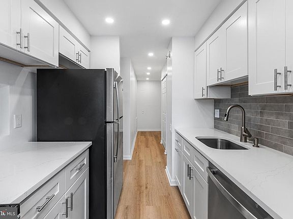 4th image of 1420 Locust St APT 9R