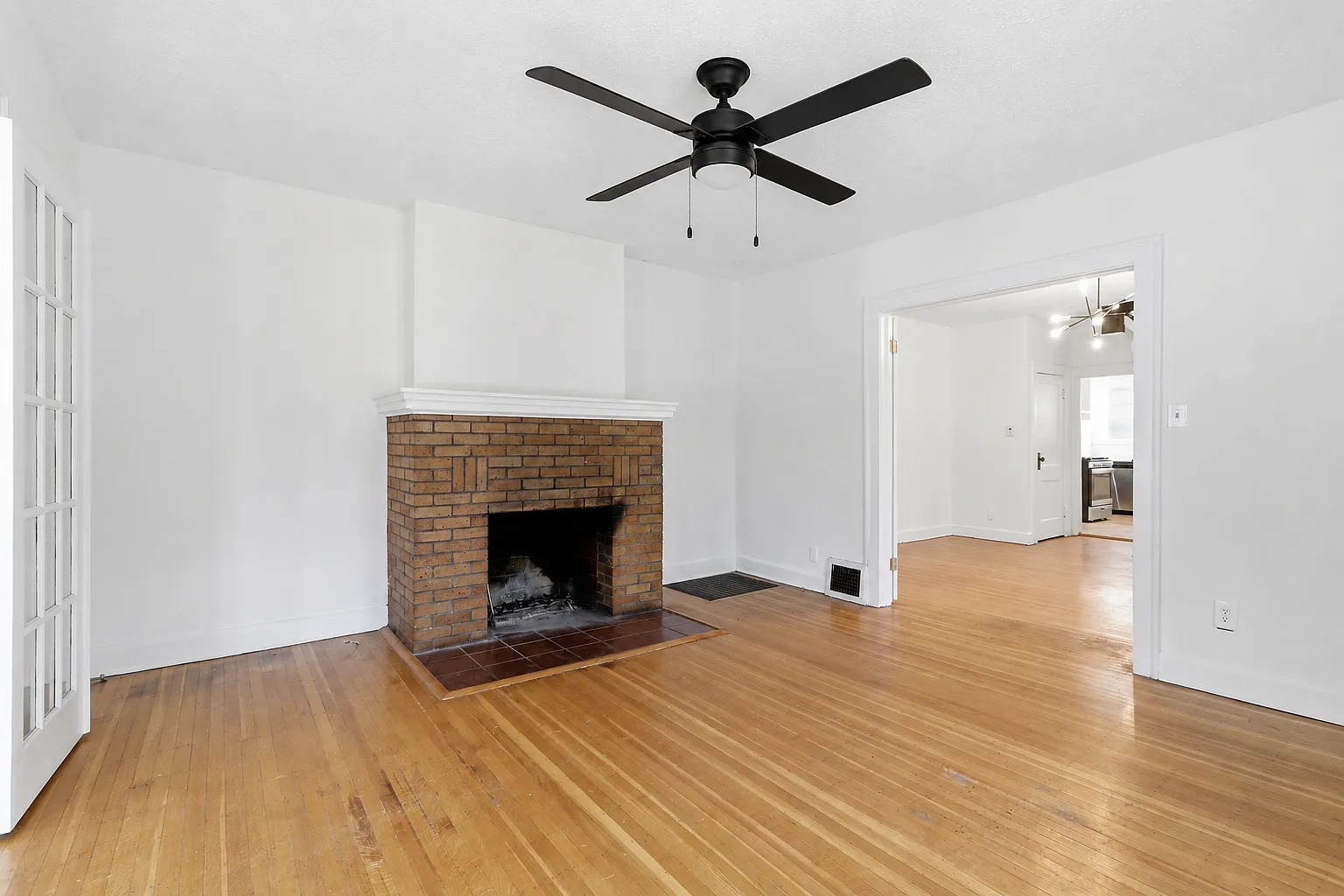 3 bed, 1.5 bath, 1600 sqft, $1,800 — Photo 2