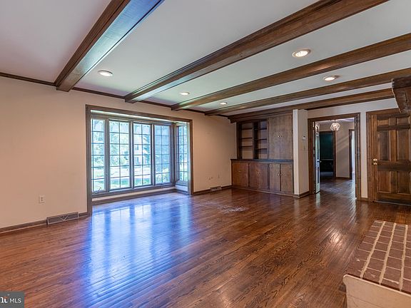 5th image of 1003 Warwick Ln