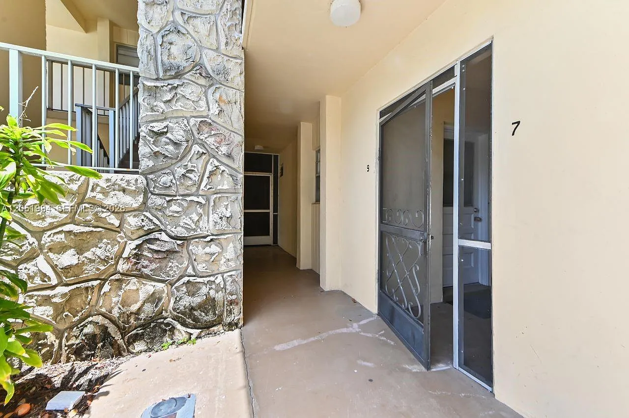 2 bed, 2.0 bath, 950 sqft, $1,995 — Photo 2