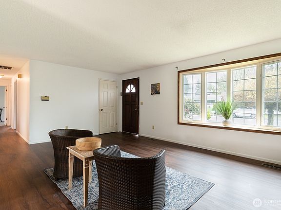 5th image of 1625 Camas Avenue NE