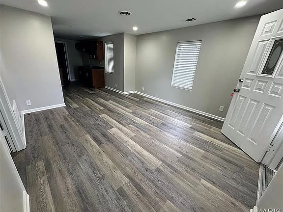 4th image of 330 Crowe St