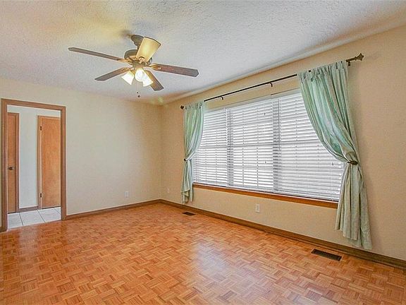 5th image of 1731 Oakwood Dr
