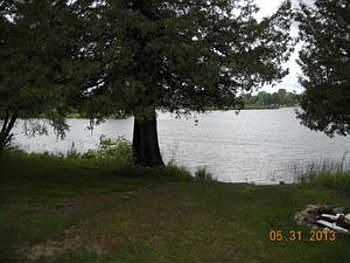Come have those family get togethers here, firepit to roast marshmallows, lake to tube or boat around on, just such a quaint relaxing cottage with such a cozy feel.