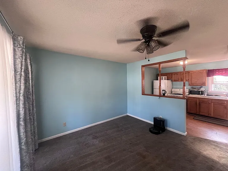 208 S Lamar Ave — Photo 2