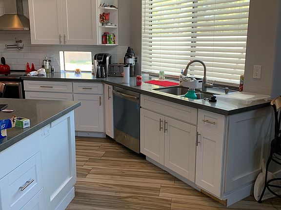 2nd image of 612 W Honeysuckle Dr