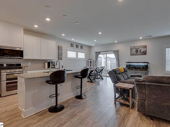 4th image of 103 Pewter Cir