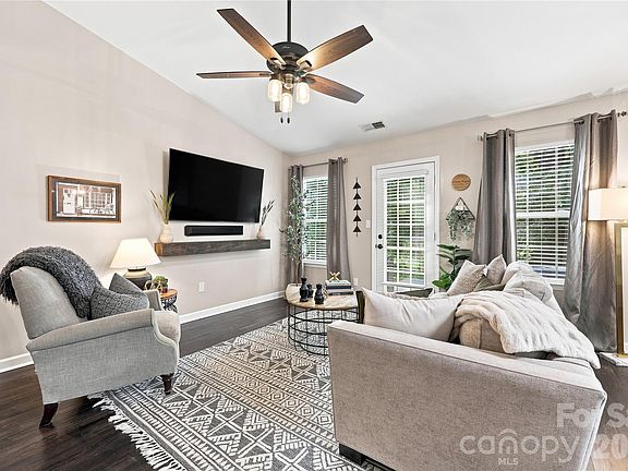 3rd image of 512 River View Dr