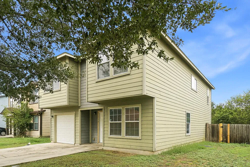 4 bed, 2.5 bath, 2380 sqft, $1,865 — Photo 4