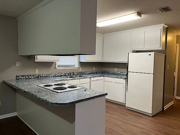 3rd image of 6107 Vinnie Dr #B