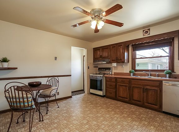5th image of 1672 Holly Ave