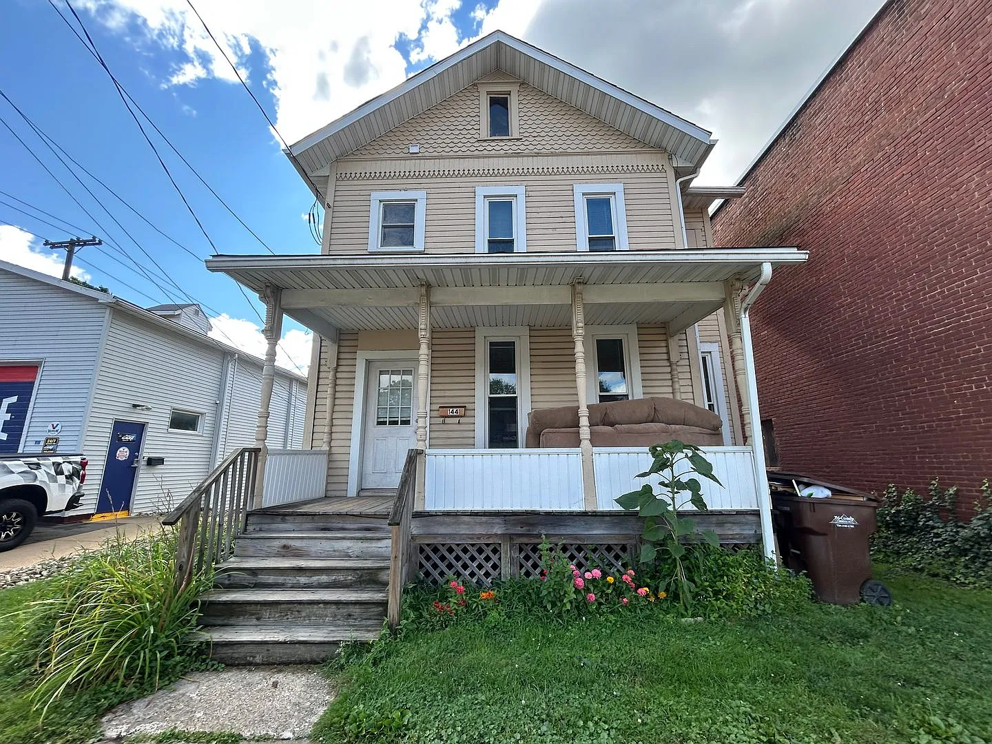 Charming Three Bedroom House In Grove City — Photo 1