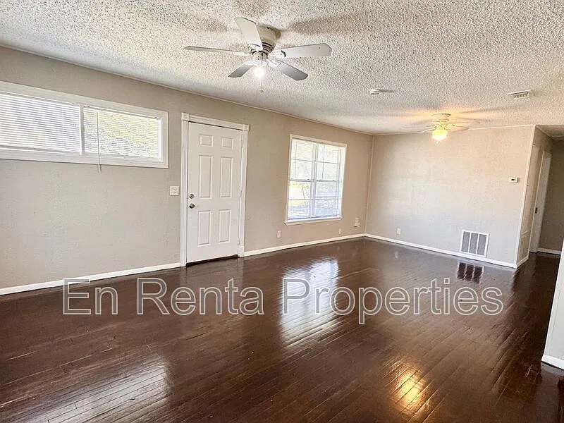 3 bed, 1.0 bath, 1197 sqft, $1,695 — Photo 3