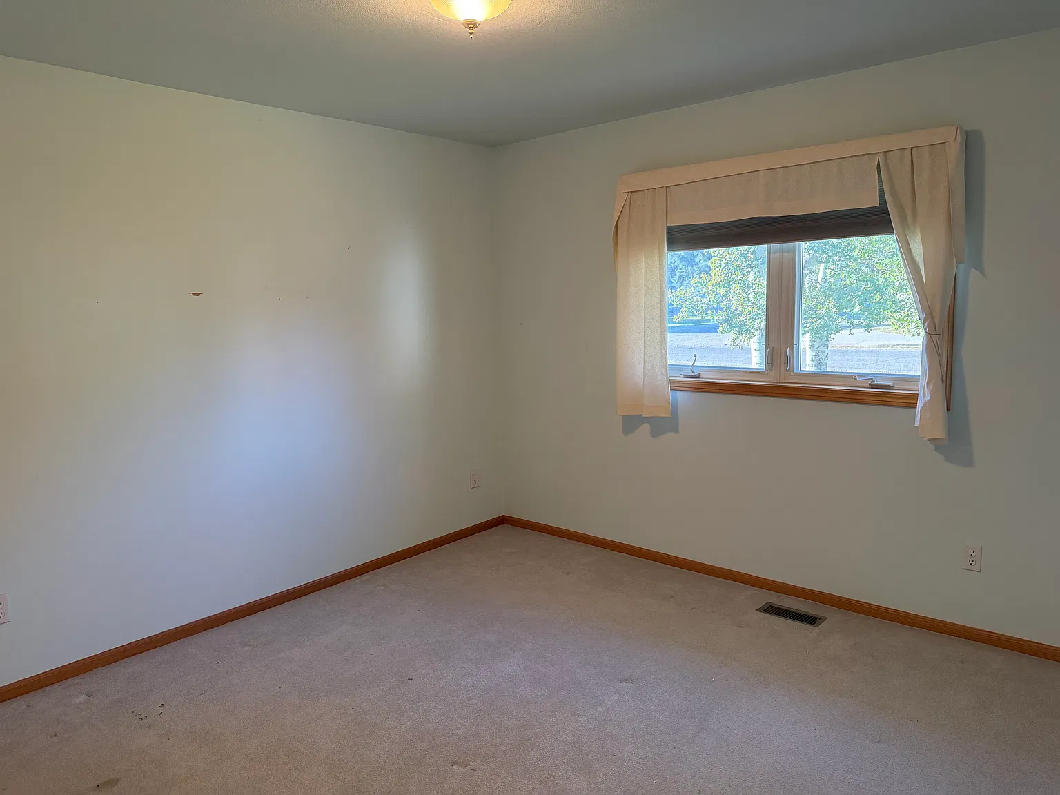 3 bed, 2.5 bath, 1900 sqft, $2,500 — Photo 2