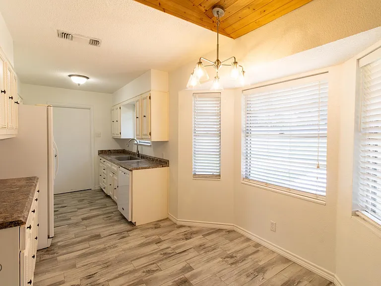 1020 Foley Ave — Photo 7