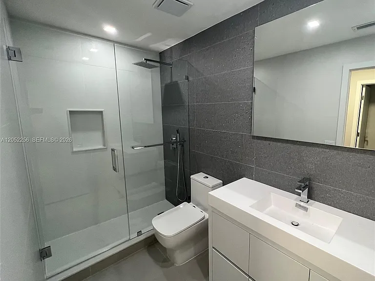 240 SE 7th St — Photo 9