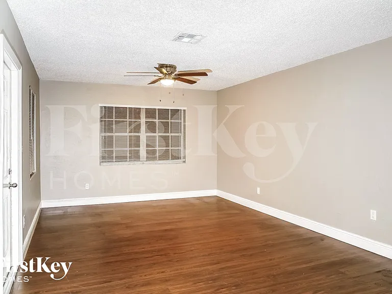 9880 Martinique Dr — Photo 4