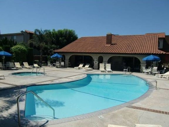 Pool & Clubhouse