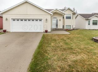 877 16th Avenue Ct W, West Fargo, ND 58078