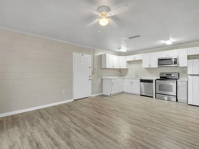 2241 W Pensacola St #6 — Photo 7