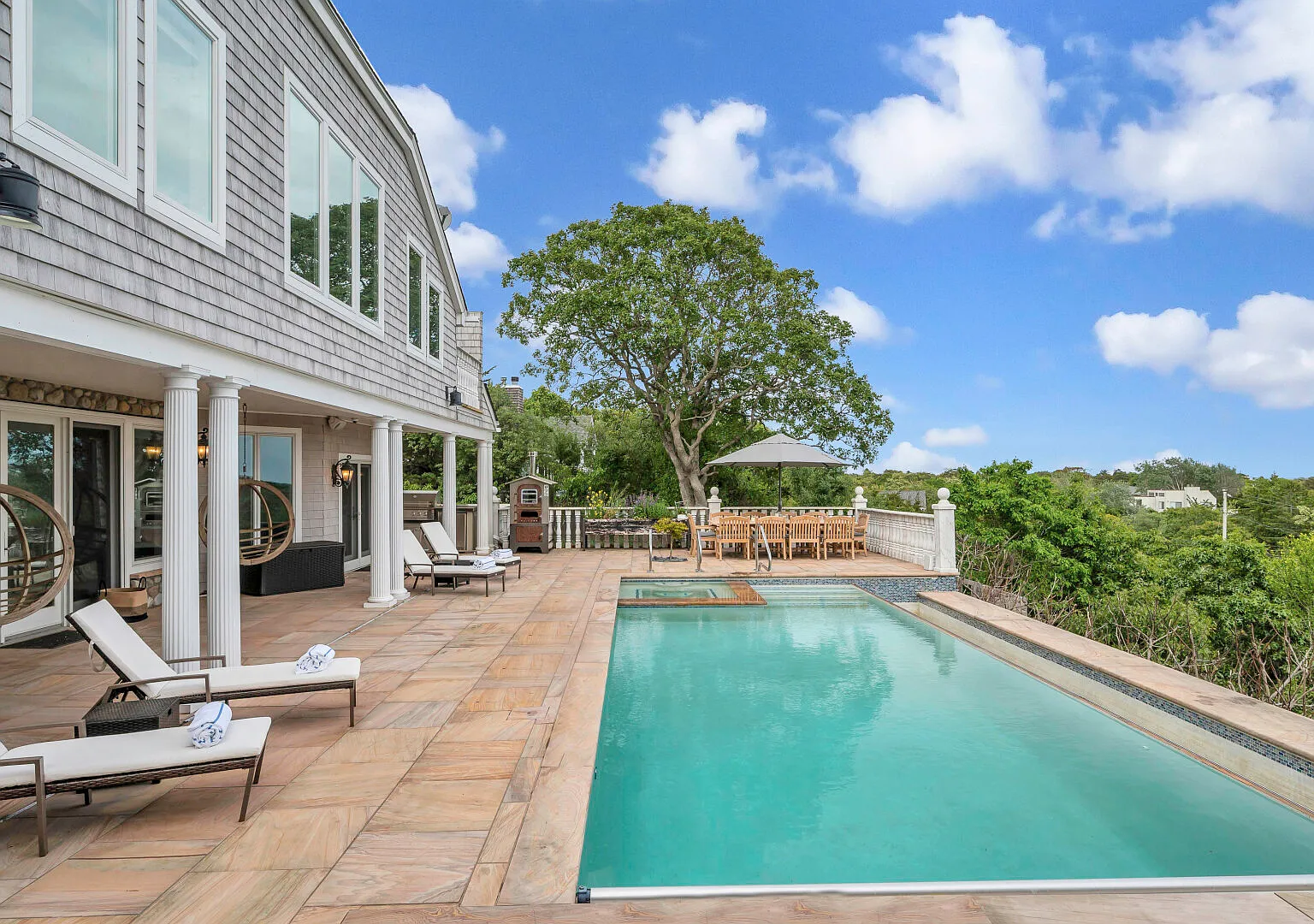 Luxurious Amagansett home perched on a hill, amazing views — Photo 3