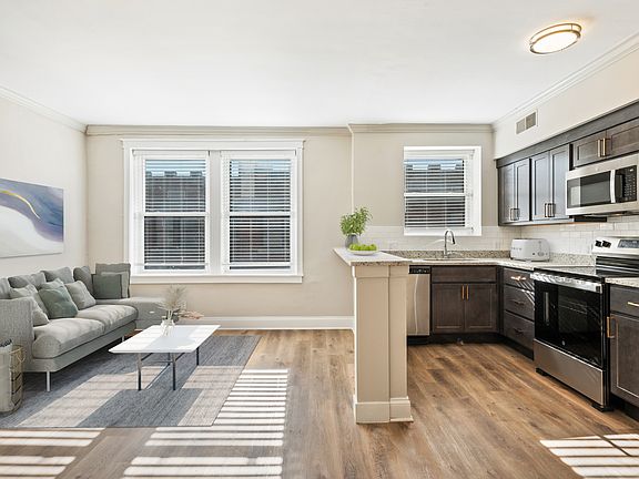 3rd image of 4370 Lindell Blvd