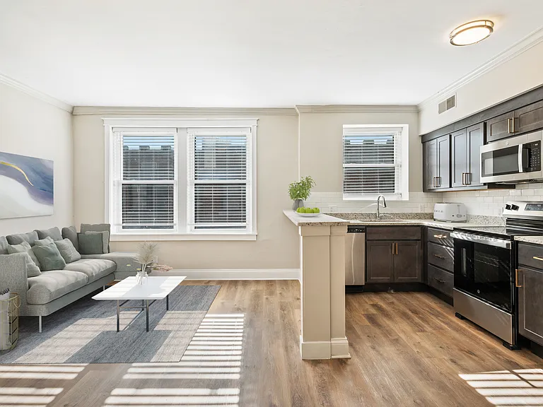 4372 Lindell Blvd — Photo 15