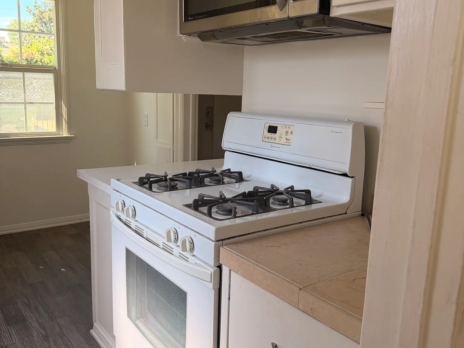 3 bed, 2.5 bath, 1510 sqft, $4,200 — Photo 3