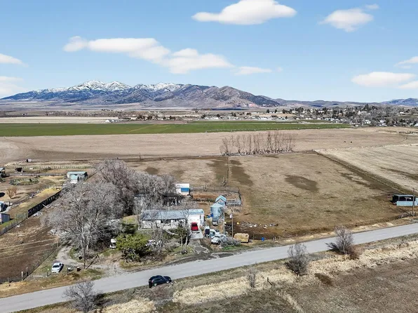 1044 W Samaria Ln, Malad City, ID 83252