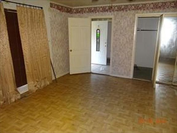 3rd image of 107 Valley Dr