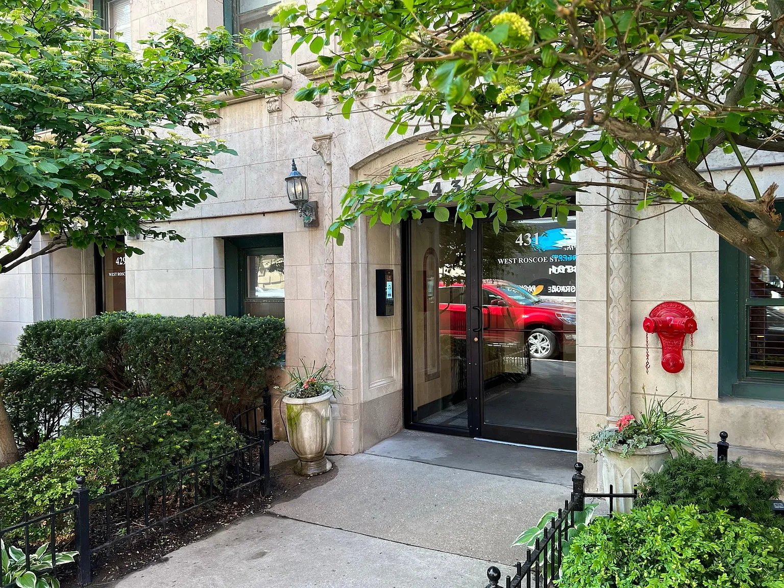 431 West Roscoe Street — Photo 1