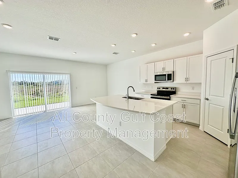 3 bed, 2.5 bath, 1373 sqft, $2,145 — Photo 3