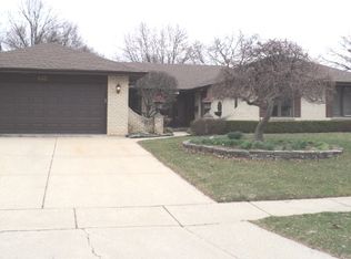 635 Stanford Cir, Elk Grove Village, IL 60007