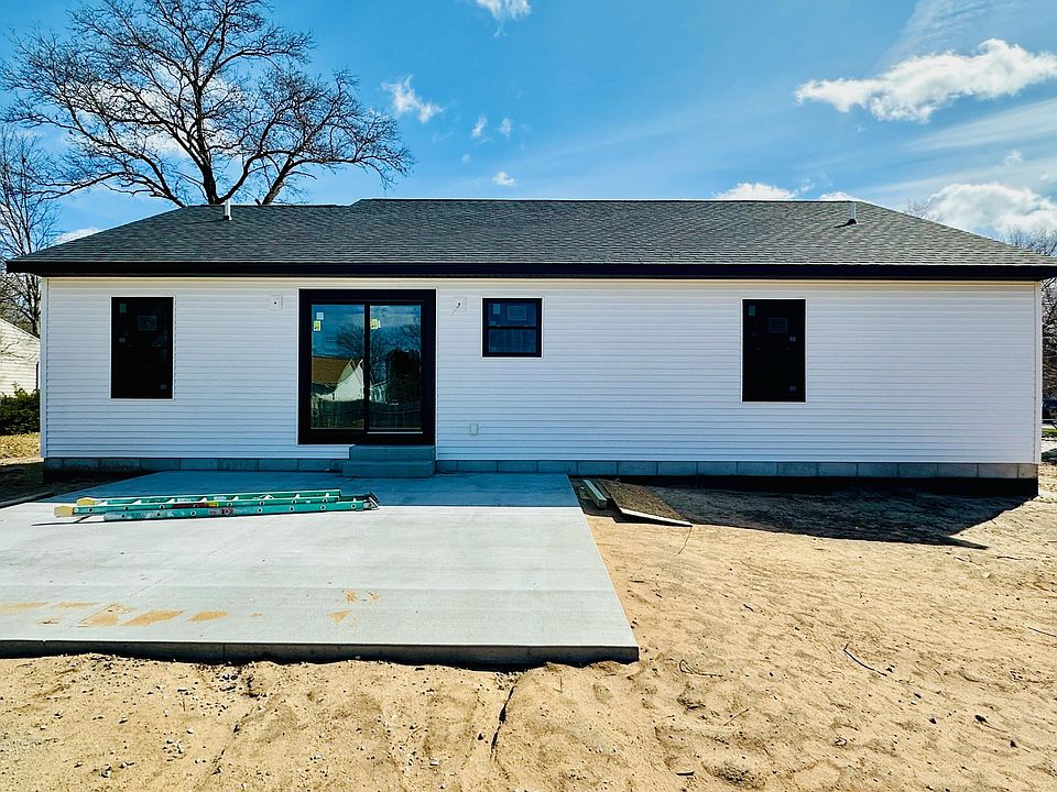 2nd image of 1329 Woodridge St