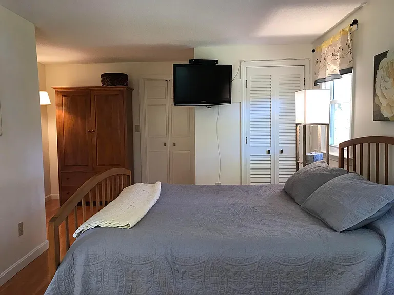 402 W Elm St — Photo 22