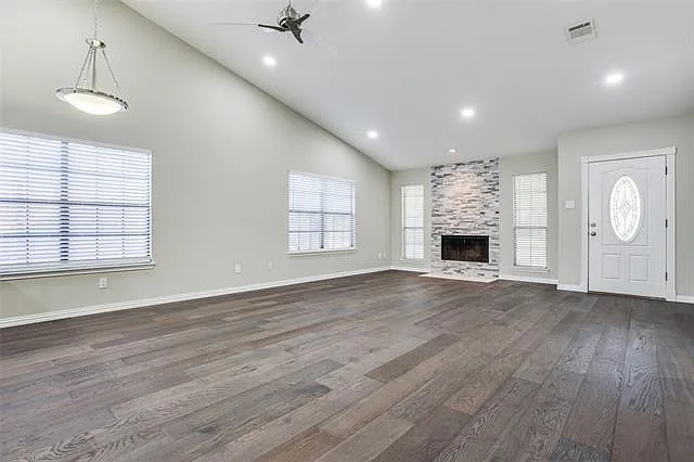 1906 Village Creek Dr — Photo 3