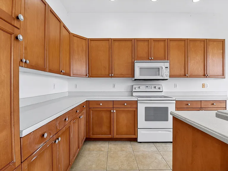 2431 Westmont Dr — Photo 19