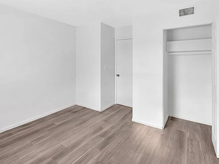 Yorktown Apartments — Photo 8