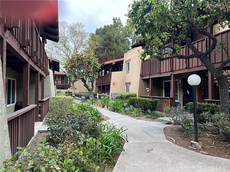 1010 W Macarthur Blvd — Photo 2