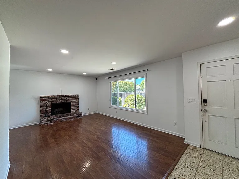 2102 California Dr — Photo 10
