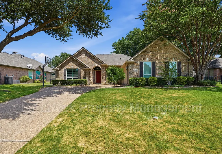 900 Muirfield Dr — Photo 1