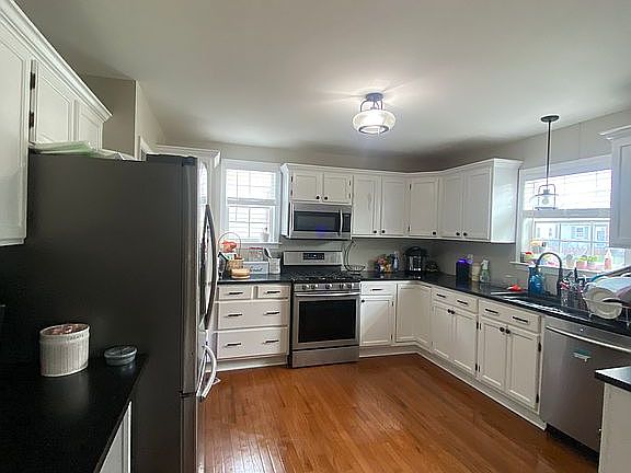 3rd image of 3953 Winifred St