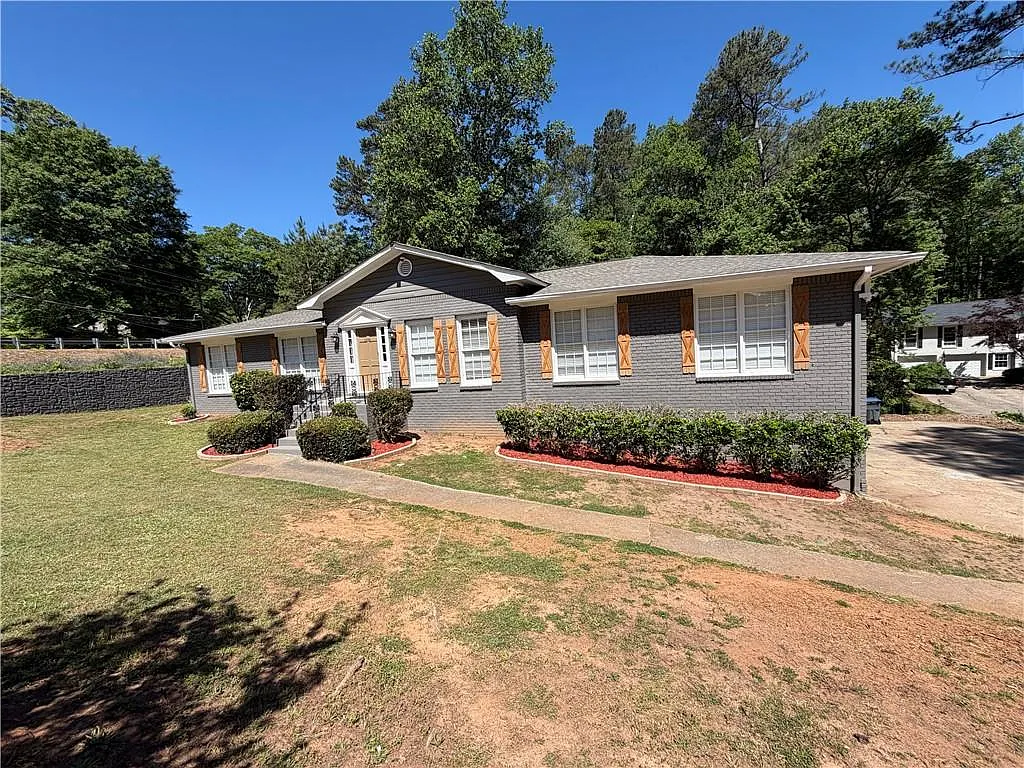 5 bed, 3.0 bath, 3856 sqft, $3,500 — Photo 3