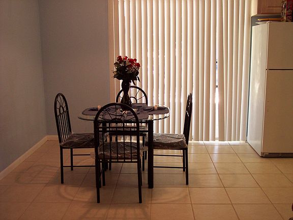 Eat In Kichen w/Glass Sliding Doors to Covered Patio