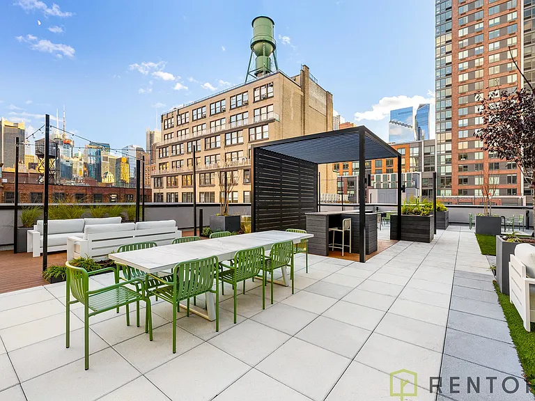 555 W 45th St #701D — Photo 18