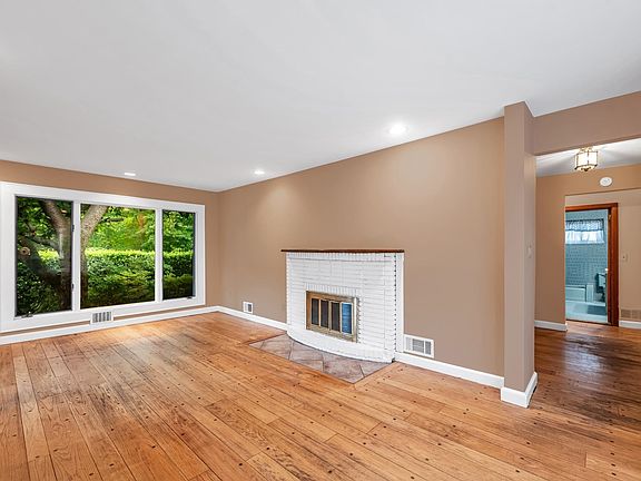 5th image of 574 Chestnut St
